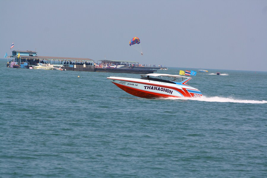 pattaya beach boat